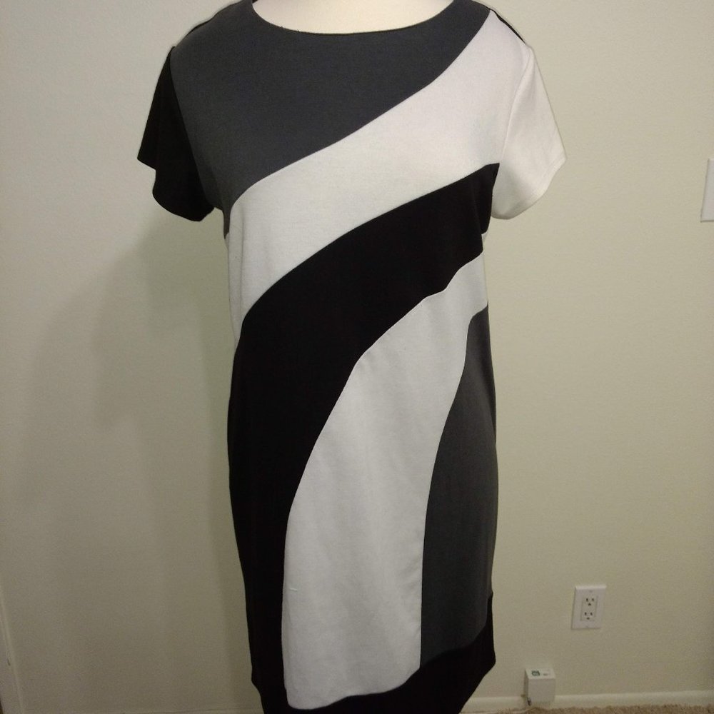 18W Short sleeve knee length dress